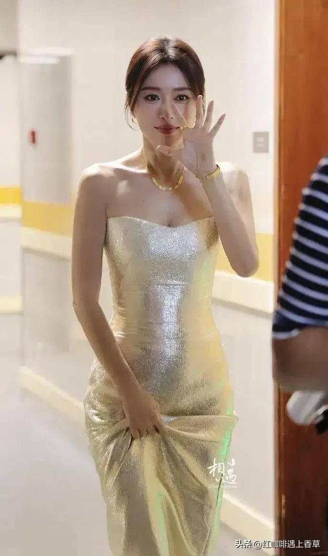 尤物！如今45岁身材丰臀太完美！j9九游会俱乐部登录入口秦岚人间