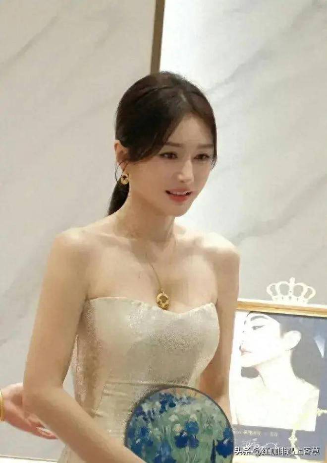尤物！如今45岁身材丰臀太完美！j9九游会俱乐部登录入口秦岚人间(图3)