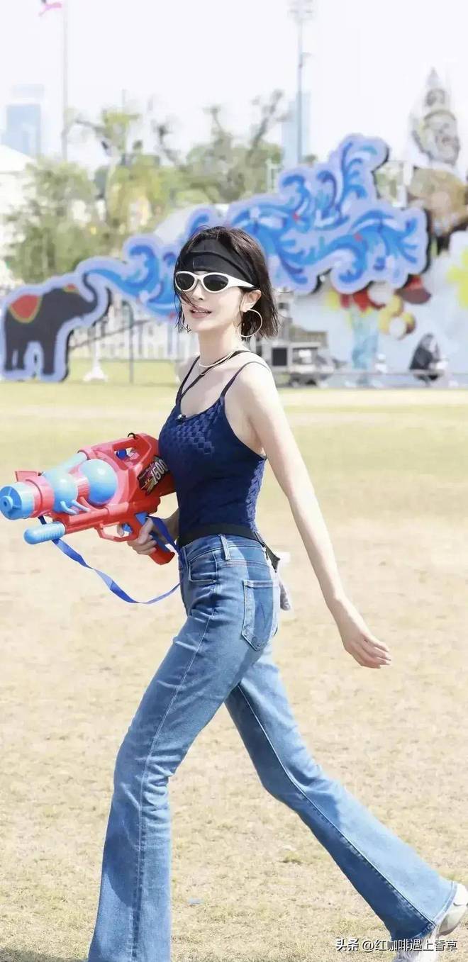 尤物！如今45岁身材丰臀太完美！j9九游会俱乐部登录入口秦岚人间(图4)