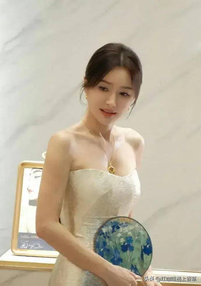 尤物！如今45岁身材丰臀太完美！j9九游会俱乐部登录入口秦岚人间(图9)