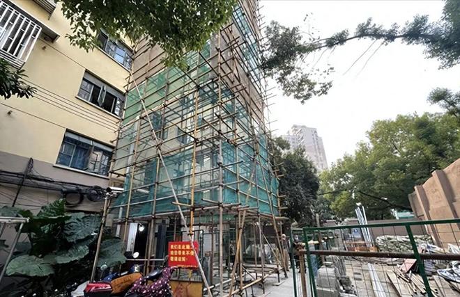 头蛇尾”真是“汝之蜜糖吾之砒霜”！九游会·j9网站老小区加装电梯“虎(图6)